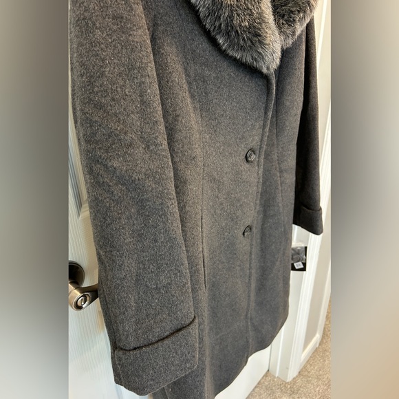 Lauren Ralph Lauren Women’s gray trench winter coat with Faux Fur Collar size 12 - Picture 7 of 12